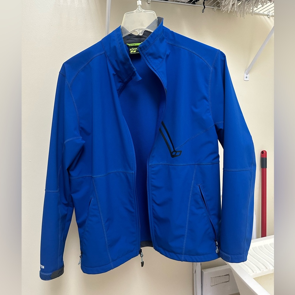 Köppen men’s soft shell jacket. Water and wind resistant. Ocean blue.